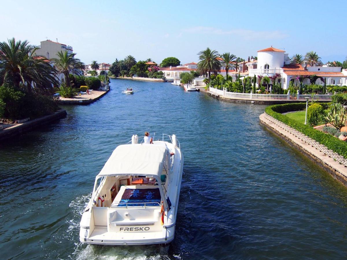 Holiday Home Requesens Canal Empuriabrava Exterior photo
